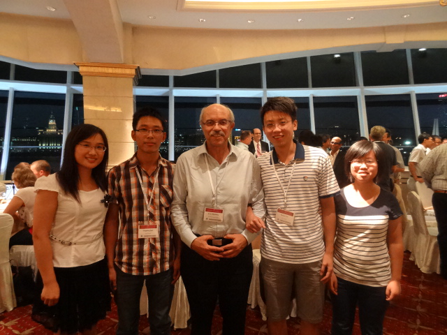药化教研室学生与著名有机合成大师K C Nicolaou教授合影留念--2013年国际杂环化学会议（上海）